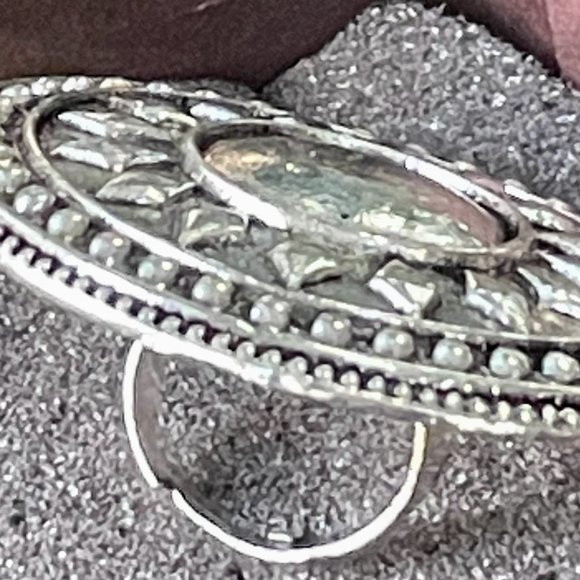 Stunning Medallion Large Ring - Picture 4 of 4